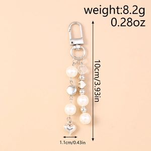 Dettaglio del portachiavi a cuore con perle che mostra dimensioni 10cm e peso di 8.2g