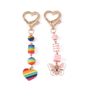 Porte-clés cœur arc-en-ciel et papillon rose avec mousquetons dorés sur fond blanc