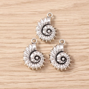 Tre ciondoli a forma di nautilus in argento antico per gioielli fai da te su legno