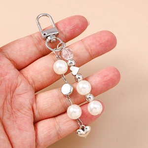 Portachiavi a cuore con perle alla moda e ciondoli in argento per decorare borse