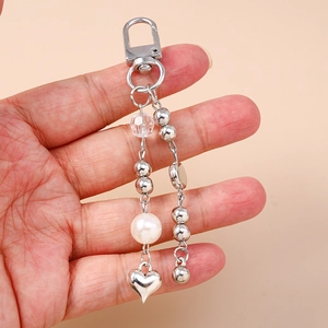 Portachiavi alla moda a doppia catena con perle, sfere di metallo e ciondolo a cuore