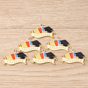 Lot de 6 breloques émaillées sur le thème de la remise des diplômes pour bijoux DIY