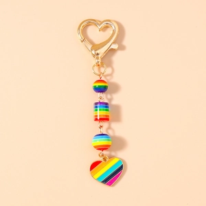 Détail du fermoir doré en forme de cœur et des perles arc-en-ciel sur le porte-clés