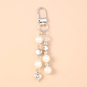 Portachiavi chic con perle e cuore d'argento, ciondoli eleganti e chiusura a moschettone