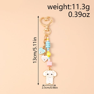 Détail du porte-clés chien mignon avec breloques cœur et dimensions de 13 cm de long