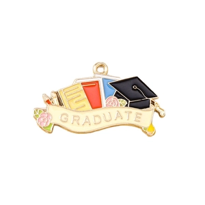 Pendentif diplômé en émail doré avec toque, livres et breloque rose rose