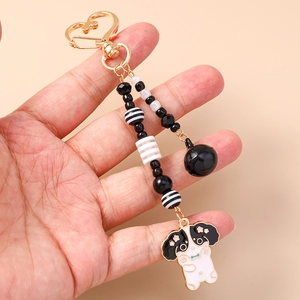 Porte-clés en perles fait main avec un joli pendentif chien en émail et un fermoir doré