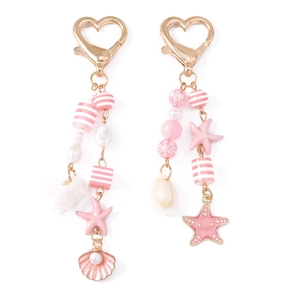 Portachiavi moda tema marino con stella marina conchiglia e perle su sfondo bianco