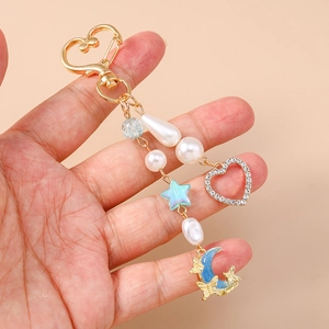 Anhänger für Handtaschen mit Perlen Stern Herz und blauem Emaille-Mond in Goldoptik