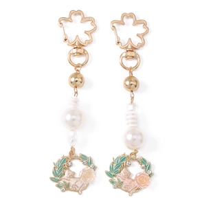 Fashionable floral cat keychain pendant with gold alloy, white pearls and enamel finish