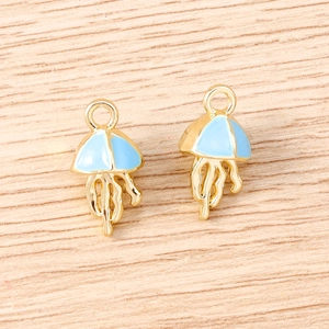 Vista macro di ciondoli a forma di medusa blu con base dorata per accessori gioielli