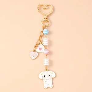 Détail d'un porte-clés chien mignon avec enveloppe cœur, perles et fermoir en cœur