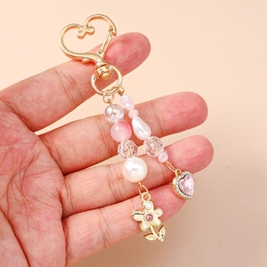 Porte-clés perlé de mode avec mousqueton cœur doré, perles roses et breloques de fleurs