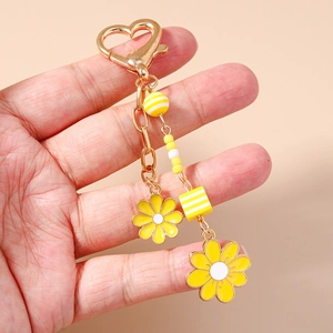 Fashion daisy keychain with heart spring buckle and yellow flower charms for bags