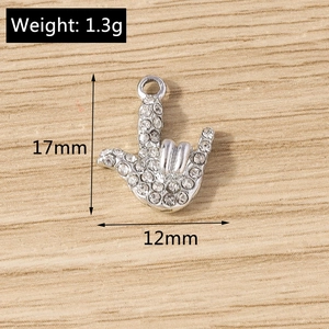 Détail du pendentif geste de la main LOVE serti de strass avec dimensions 17x12mm