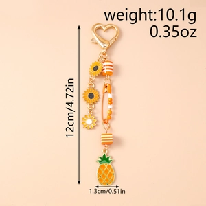 Detail von Sonnenblumen- und Ananas-Schlüsselanhänger mit Herzverschluss und Maßen