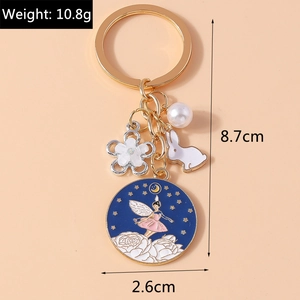 Détail du porte-clés avec pendentif fée, marguerite, lapin et perle d'imitation