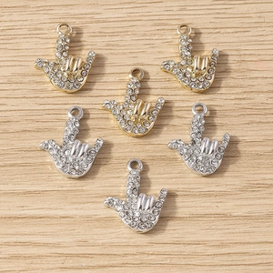 Vue détaillée de pendentifs geste LOVE avec strass en finitions or et argent