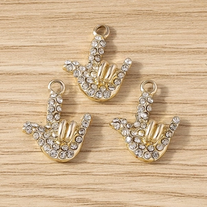 Trois breloques geste LOVE dorées avec strass incrustés pour la création de bijoux DIY