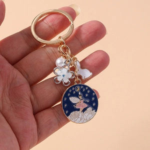 Porte-clés fée et lapin avec marguerite en strass bleu et perle blanche élégante