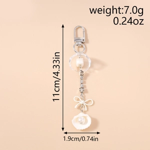 Détail du porte-clés coquillage et perle, dimensions 11cm par 1,9cm avec chaîne strass