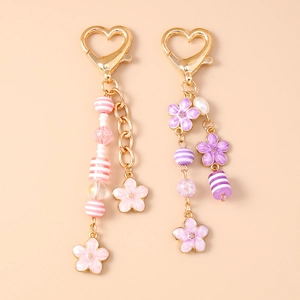 Kirschblüten-Schlüsselanhänger mit Herz-Haken und Emaille-Sakura-Anhängern in Rosa