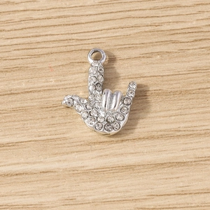 Gros plan du pendentif signe ILY avec strass scintillants et finition métal argenté