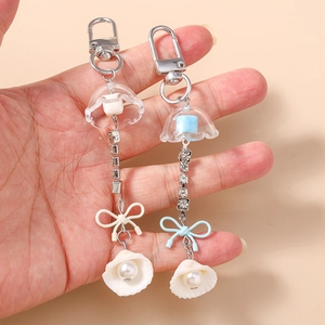 Porte-clés nœud tendance avec chaîne en strass et breloques coquillage en bleu et blanc