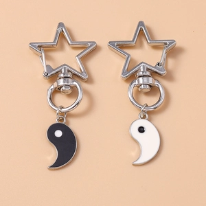 Porte-clés en Métal Émaillé Yin Yang Tai Chi Avec Boucle Étoile Pendentif de Sac en Alliage de Zinc pour Couples Femmes Hommes