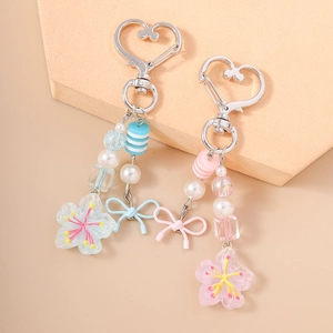 Portachiavi con perline fiore di ciliegio con perle a righe e chiusura a forma di cuore
