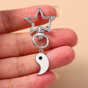 Porte-clés Bagua Yin Yang style chinois avec fermoir étoile argenté et émail blanc