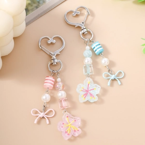 Portachiavi con perline a righe, fiori in resina e fiocchi per borse alla moda