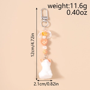 Détail du porte-clés chat en peluche de 12 cm avec fermoir argenté et breloque coeur