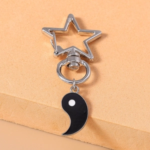 Porte-clés chinois Yin Yang avec anneau en forme d'étoile et pendentif en émail noir