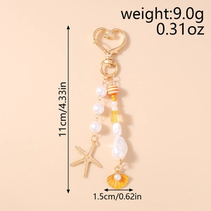Detailansicht Schlüsselanhänger Meeresthema mit Seestern, Muschel und Perlen, 11cm lang