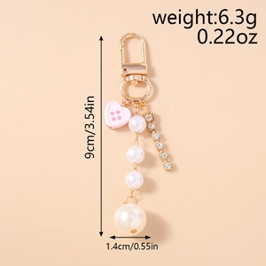 Dettaglio del portachiavi con perle da 9cm con cuore rosa e catena di cristalli