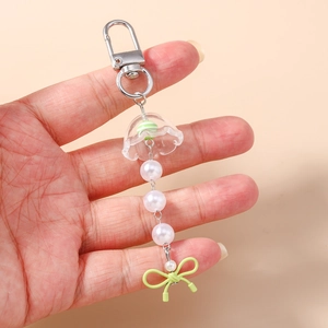 Détail du porte-clés méduse en perles avec strass et breloque noeud de ruban