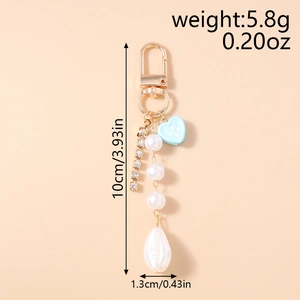 Dettaglio portachiavi con perle e cuore blu, dimensioni 10cm di lunghezza e peso 5,8g