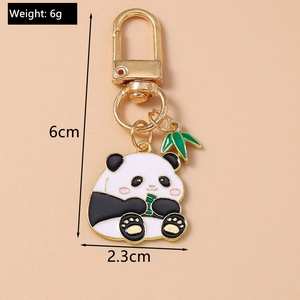 Détail du porte-clés panda mignon avec placage d'or et dimensions montrant 6cm de long