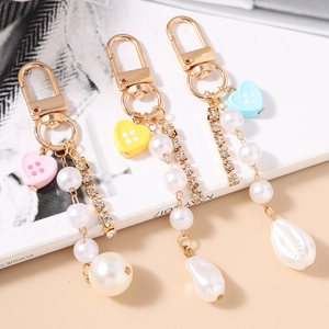 Portachiavi moda con perle, ciondoli a cuore e strass brillanti per borsa