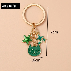 Dettaglio del portachiavi a forma di gatto in smalto verde con misure di 7 cm di lunghezza