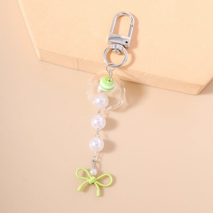 Vue détaillée du porte-clés méduse avec strass, perles et nœud ruban vert clair