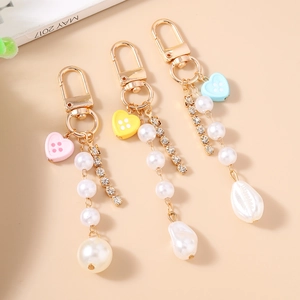 Portachiavi con perle alla moda e cuore con strass nei colori rosa giallo e blu