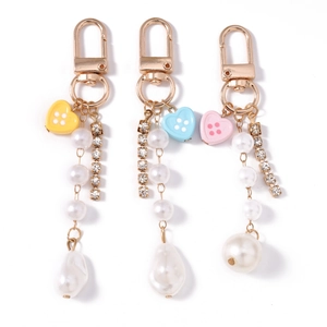 Set di portachiavi alla moda con perle, bottoni a cuore e strass in giallo, blu e rosa