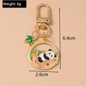 Détail du porte-clés panda montrant les dimensions et le poids de 6g en émail doré
