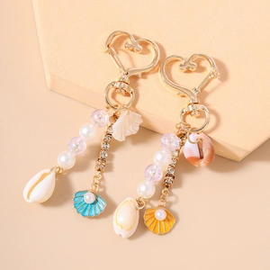 Porte-clés cœur thème marin avec perles, strass et pendentifs en forme de coquillage