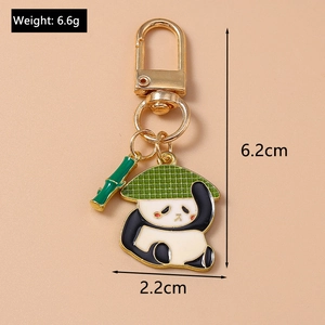 Détail porte-clés panda avec chapeau vert et breloque bambou, taille 6,2 cm