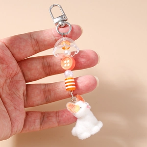 Détail du porte-clés perlé avec pendentif lapin en peluche et perles en résine orange