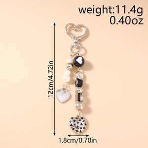Détail d'un porte-clés cœur perlé de 12 cm avec gravure LOVE YOU et perles blanches