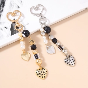 Porte-clés chic à perles en cœur pour sacs avec accents or et argent et breloques gravées